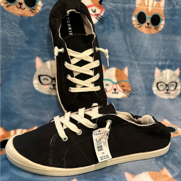 Torrid Riley Ruched Black Sneakers - Picture 3 of 5